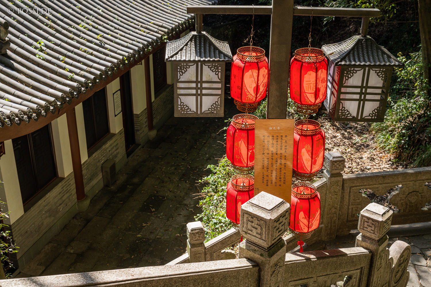Das Bild zeigt eine traditionelle chinesische Architektur mit roten Laternen und einem steinernen Geländer, das eine idyllische Atmosphäre ausstrahlt. (25.03.2025)