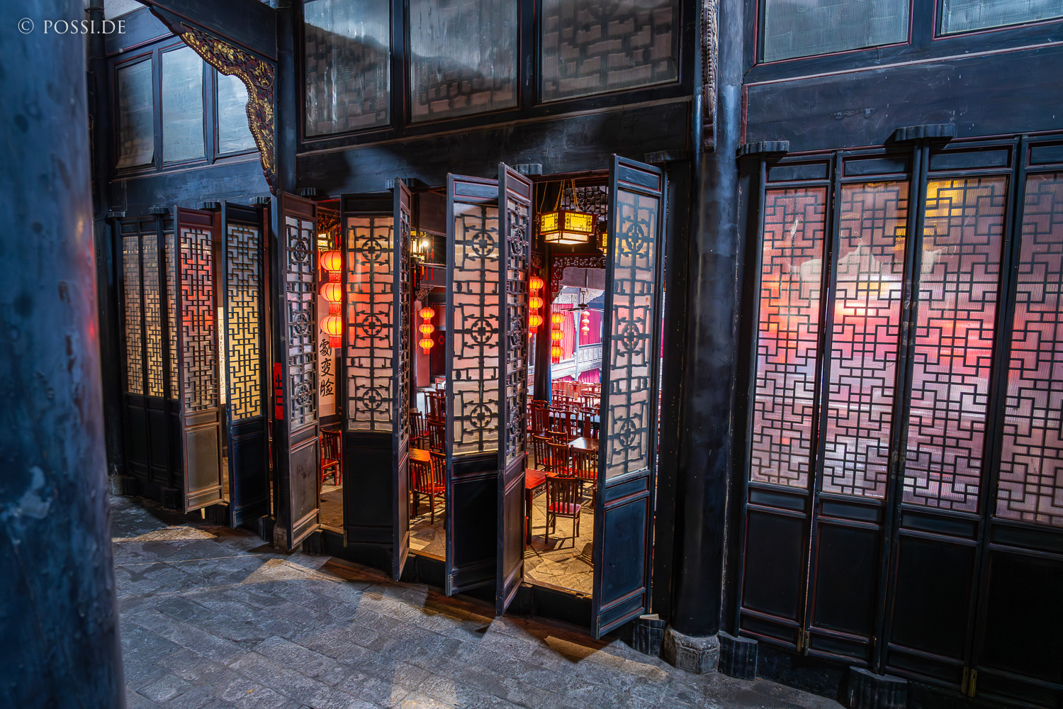 Das Bild zeigt ein chinesisches Restaurant mit traditionell gestalteten Türen und Fenstern. (03.04.2025)