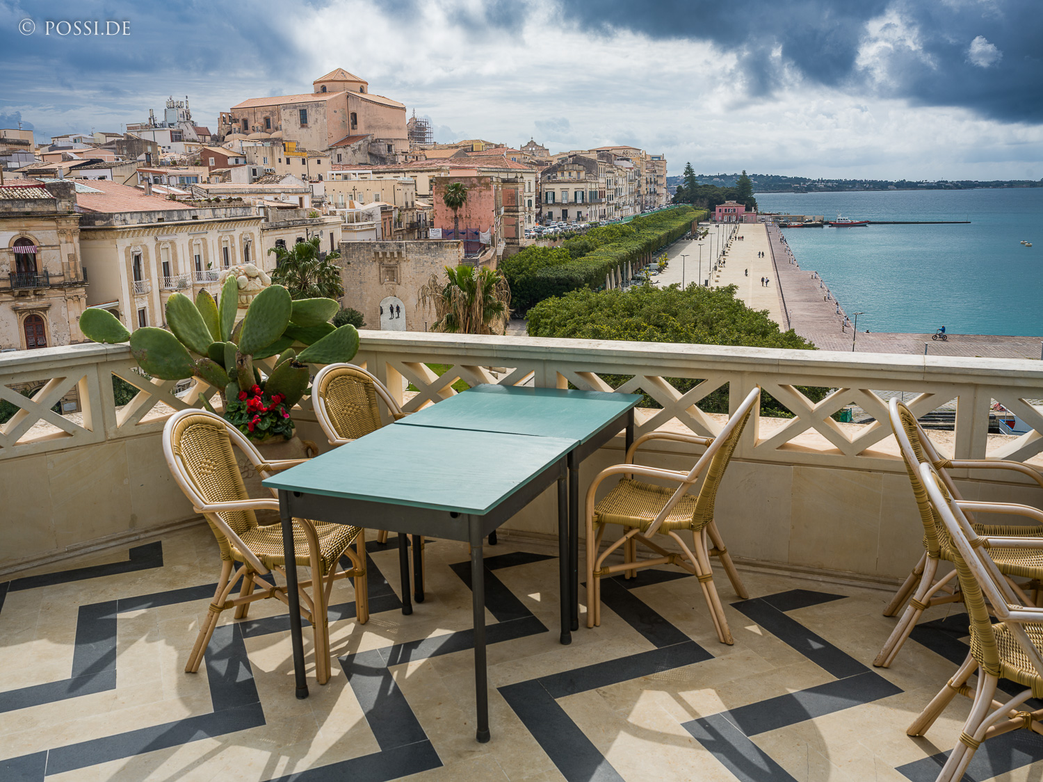 Das Bild zeigt eine Terrasse mit einem Tisch und Stühlen, die einen atemberaubenden Blick auf das Meer bietet. (06.03.2026)